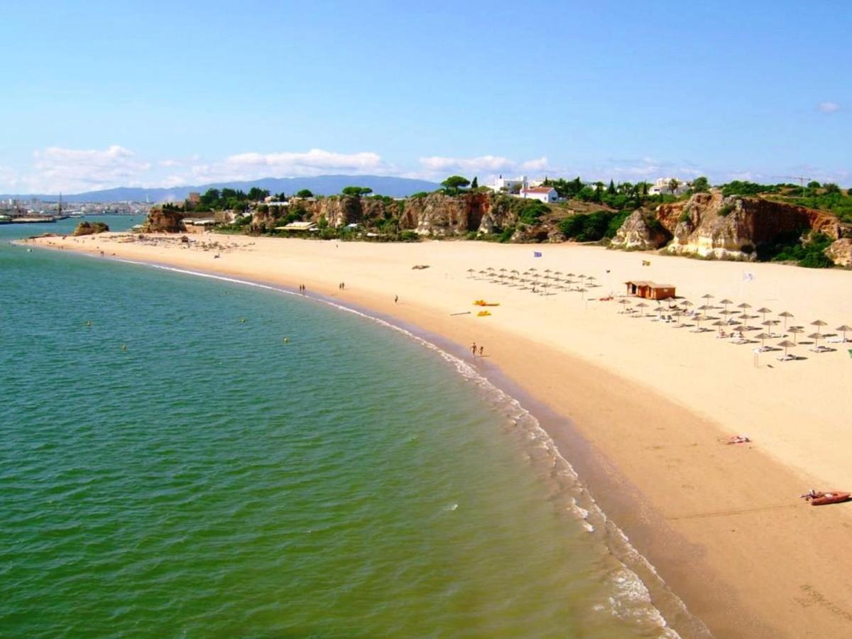 3 Bedrooms At 700 M Away From The Beach With View Terrace And Wifi Apartamento