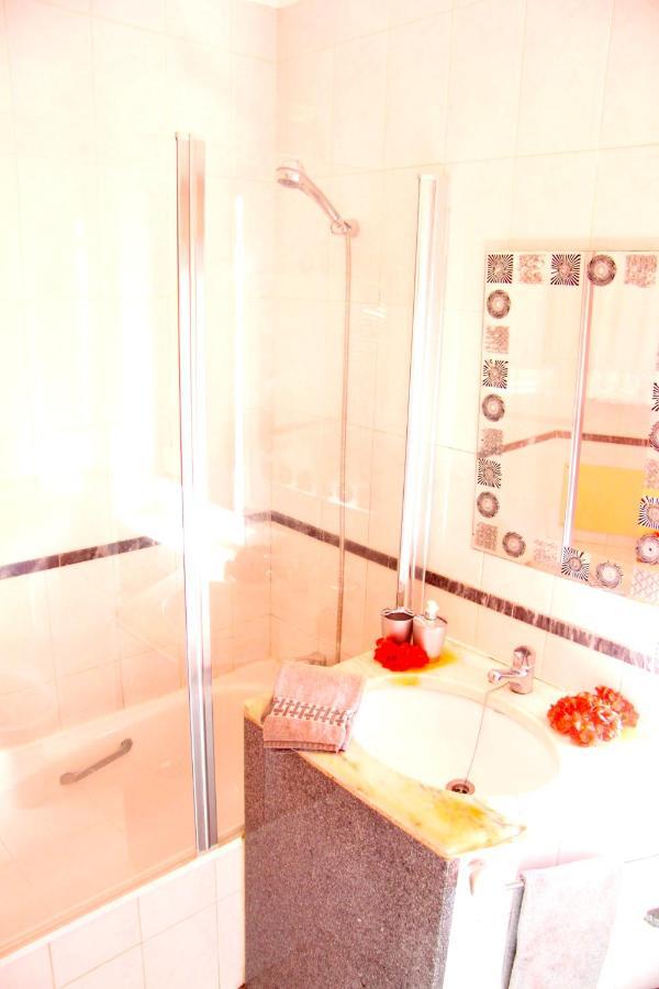 3 Bedrooms At 700 M Away From The Beach With View Terrace And Wifi Appartement Albufeira